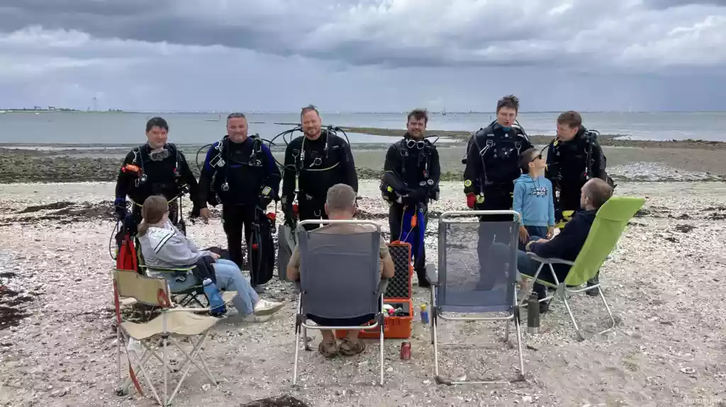Buddyparen melden zich af bij de veiligheid aan de kant tijdens een clubduik - K. Vermeulen