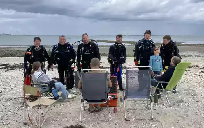 Buddyparen melden zich af bij de veiligheid aan de kant tijdens een clubduik - K. Vermeulen