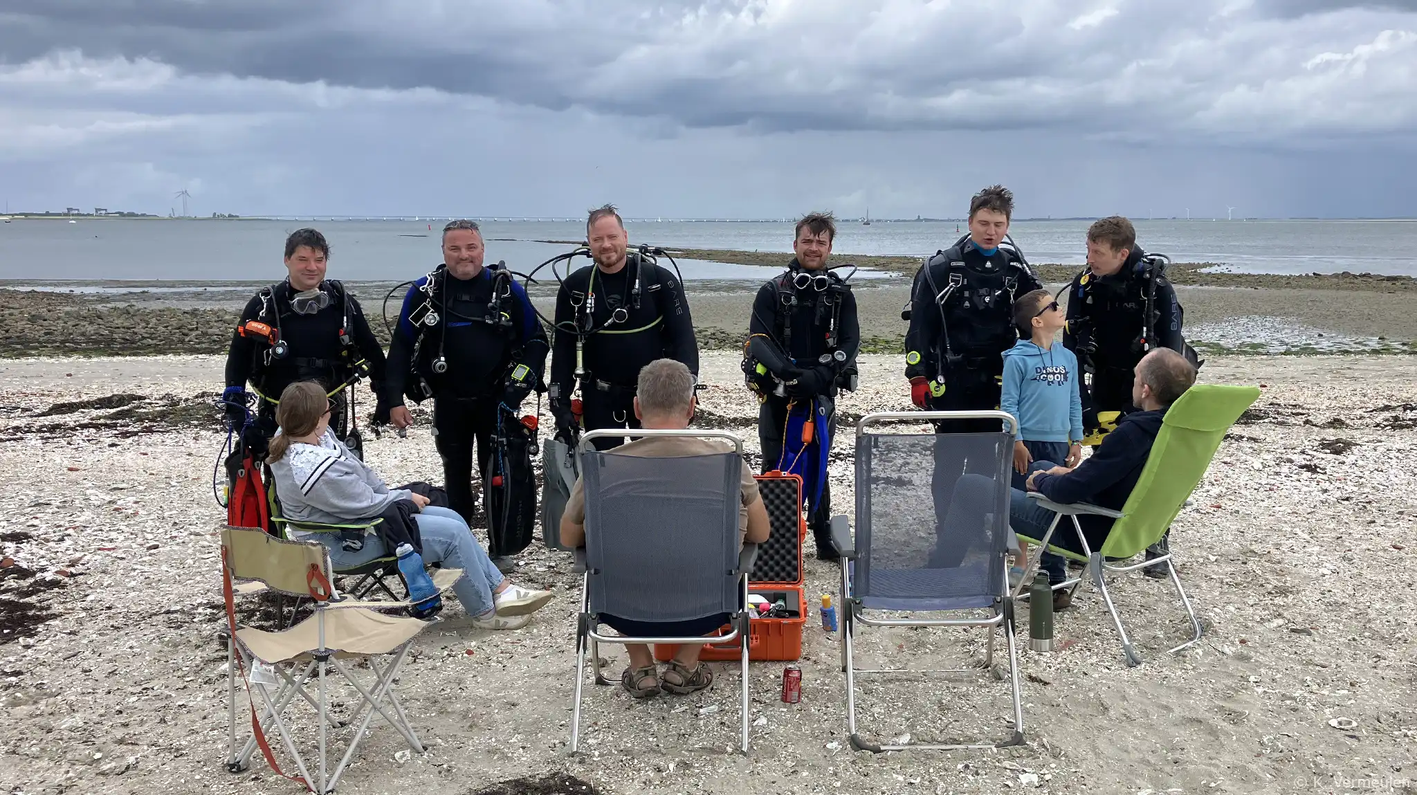 Buddyparen melden zich af bij de veiligheid aan de kant tijdens een clubduik - K. Vermeulen
