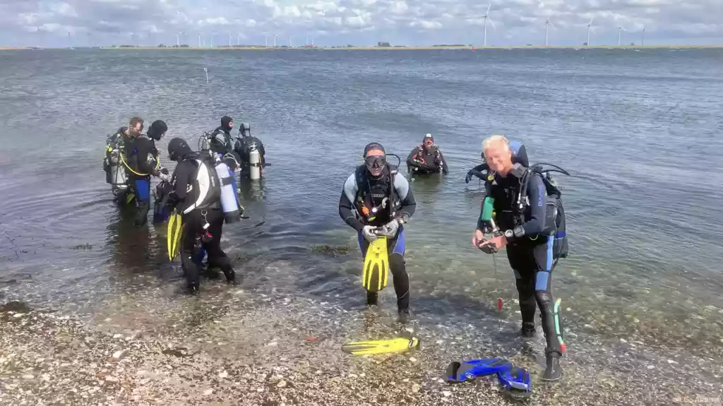 Duikers maken zich klaar om te water te gaan - G. Adams