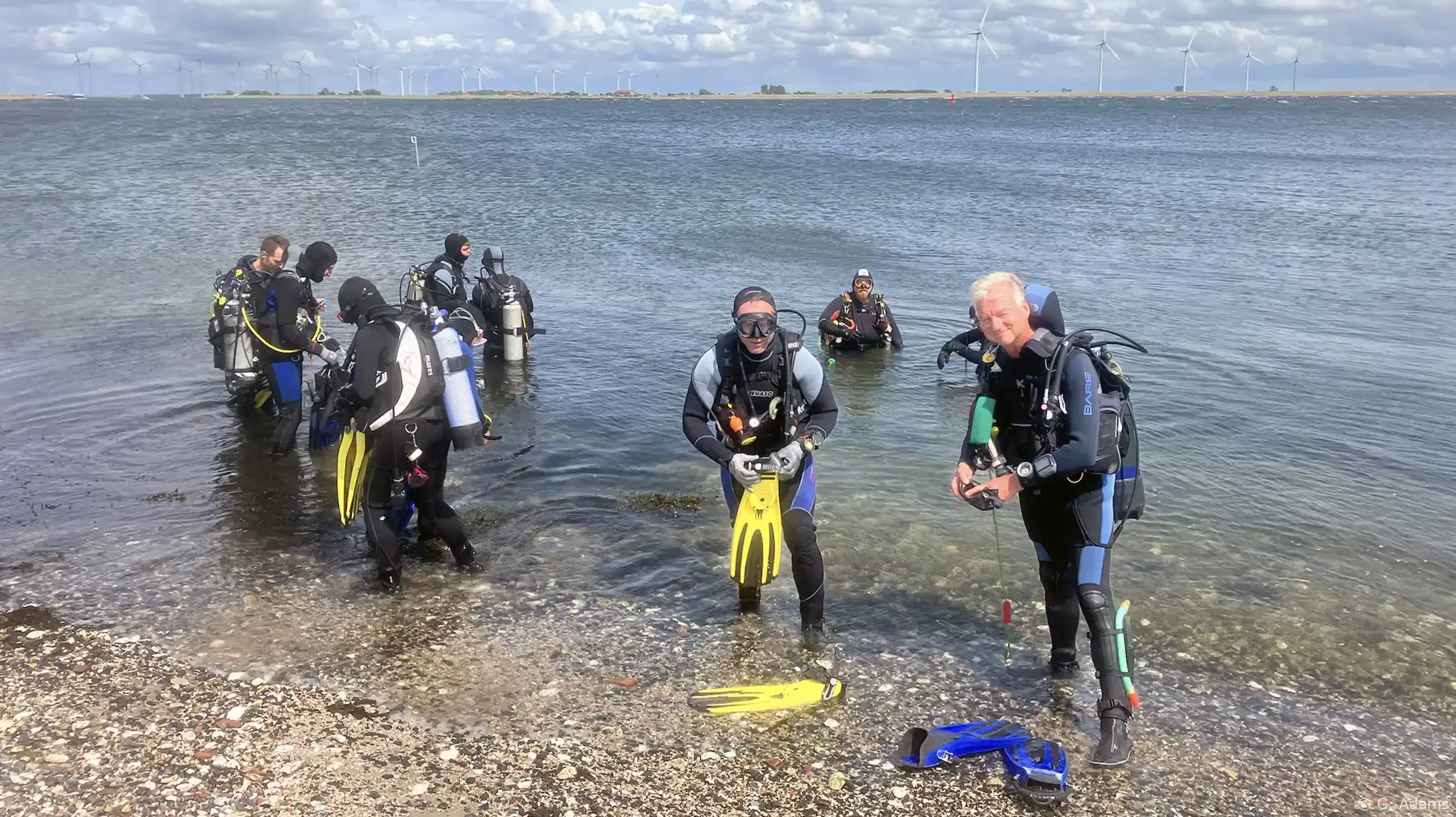Duikers maken zich klaar om te water te gaan - G. Adams