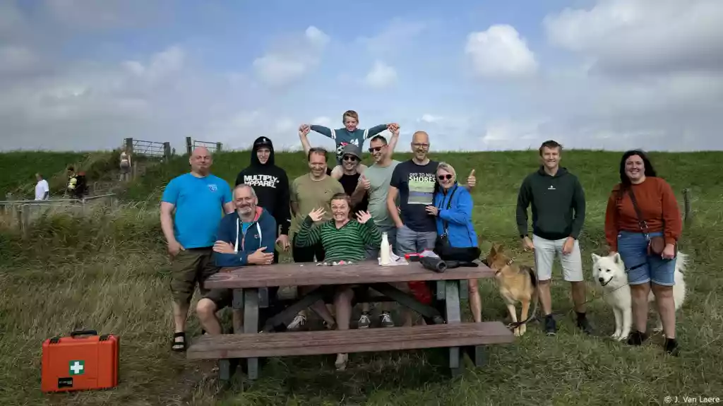 Groepsfoto genomen aan duikplaats Zoetersbout in Bruinisse, Zeeland tijdens het zomerkamp in 2024 - J. Van Laere