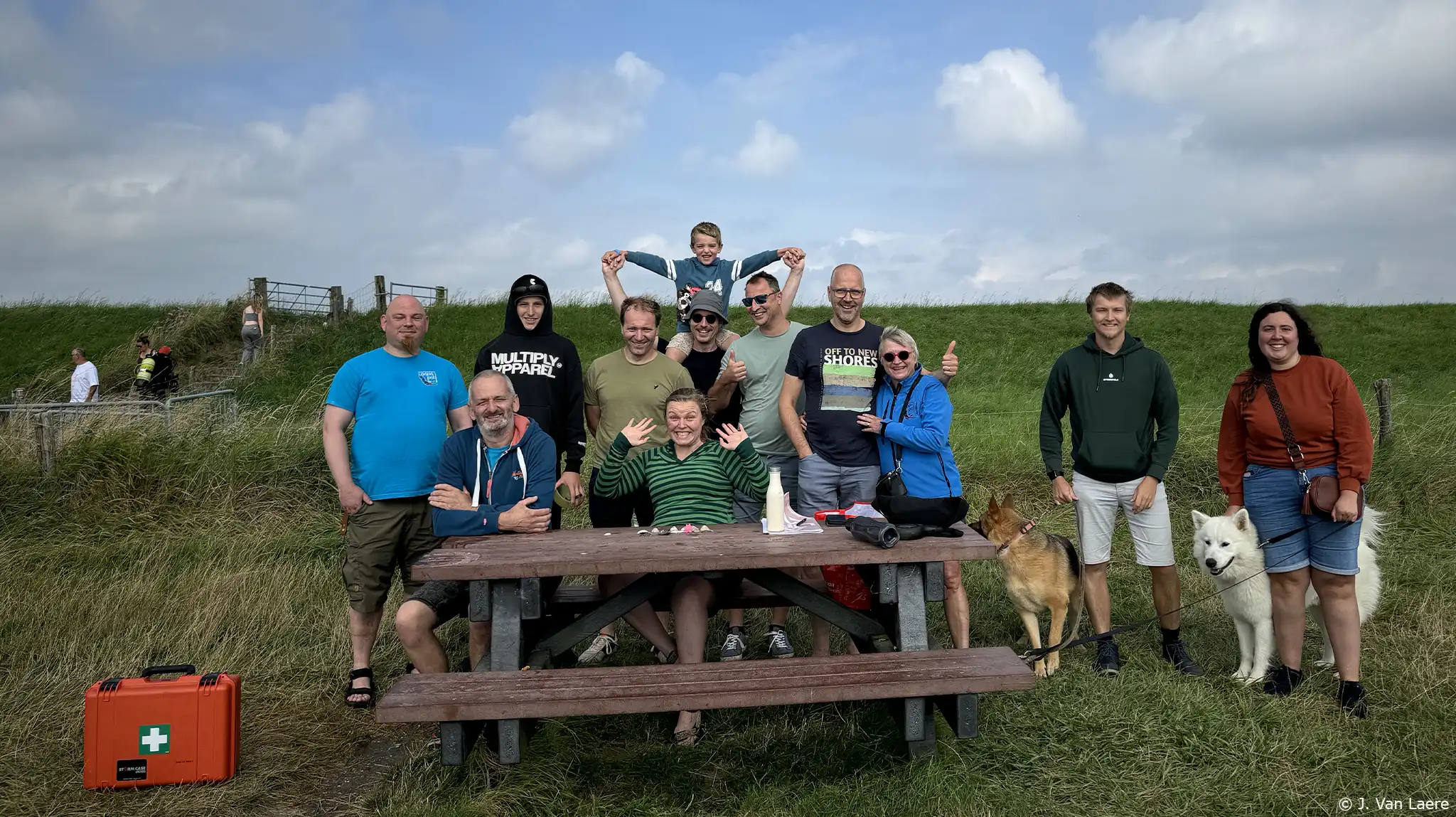 Groepsfoto genomen aan duikplaats Zoetersbout in Bruinisse, Zeeland tijdens het zomerkamp in 2024 - J. Van Laere