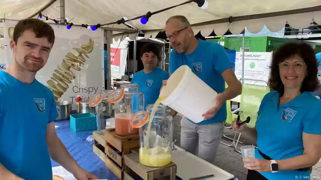 Vrijwilligers van de club die onze stand op Villa Pace aan het bemannen zijn - J. Van Laere