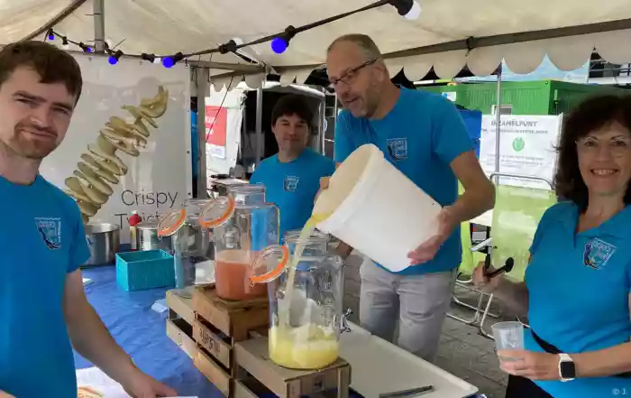 Vrijwilligers van de club die onze stand op Villa Pace aan het bemannen zijn - J. Van Laere