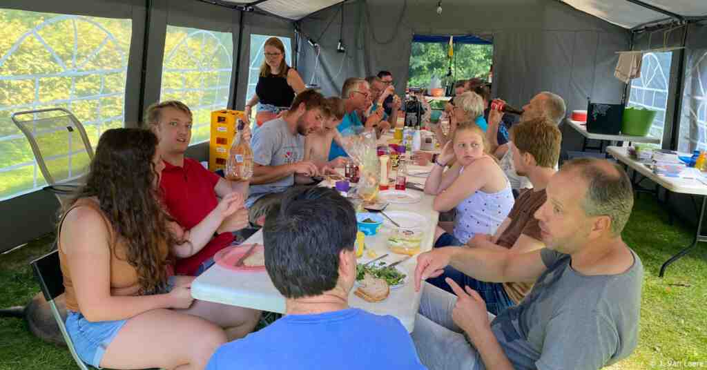 Gezamelijk koken en eten tijdens het Zomerkamp