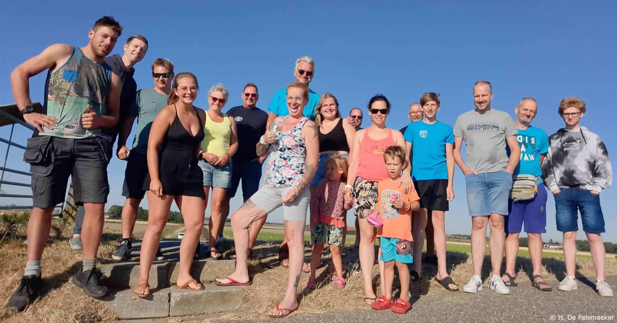 Groepsfoto genomen op de dijk in Zeeland