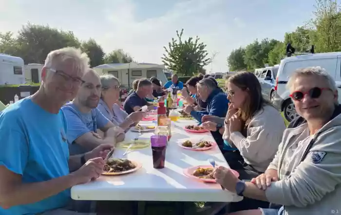 Gezamelijk eten met de hele groep tijdens het zomerkamp - J. Van Laere
