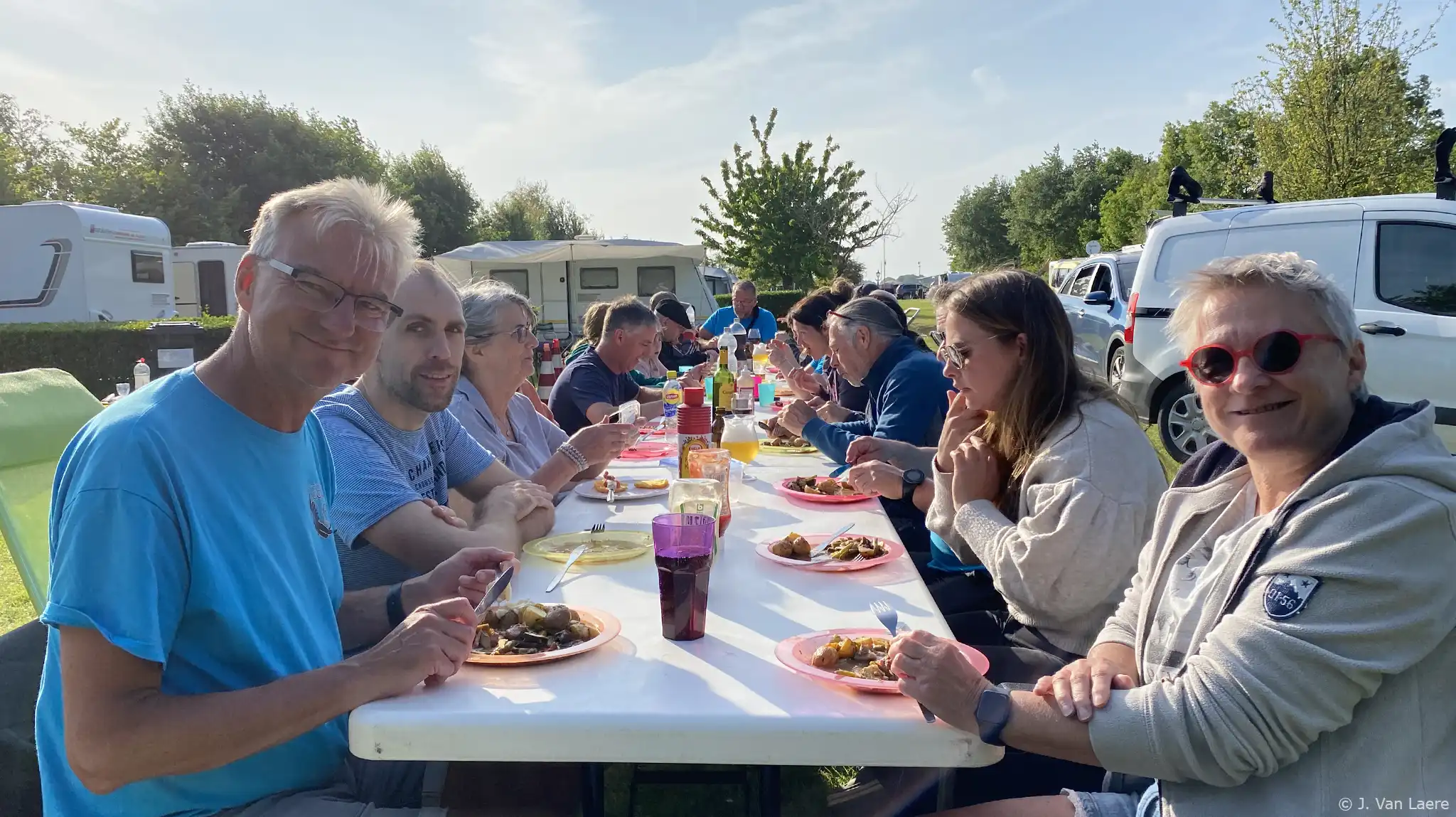 Gezamelijk eten met de hele groep tijdens het zomerkamp - J. Van Laere
